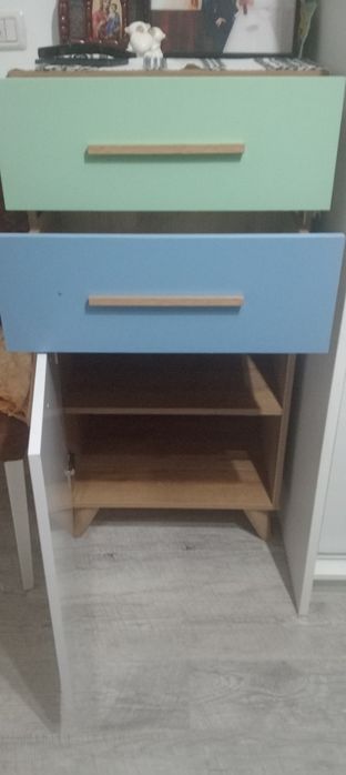 Vând dulăpior in stare buna