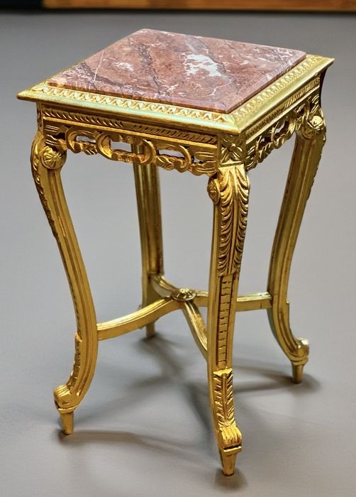 Măsuță decorativă cu blat din marmură – stil clasic, impecabilă