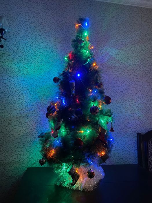 Елка искусственная с игрушками