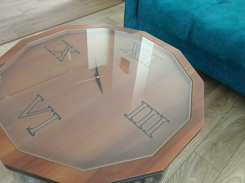 Холна маса с механизъм часовник