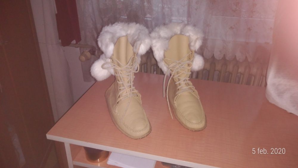 Cizme din Canada cu garnitura si ciucuri din blana de iepure