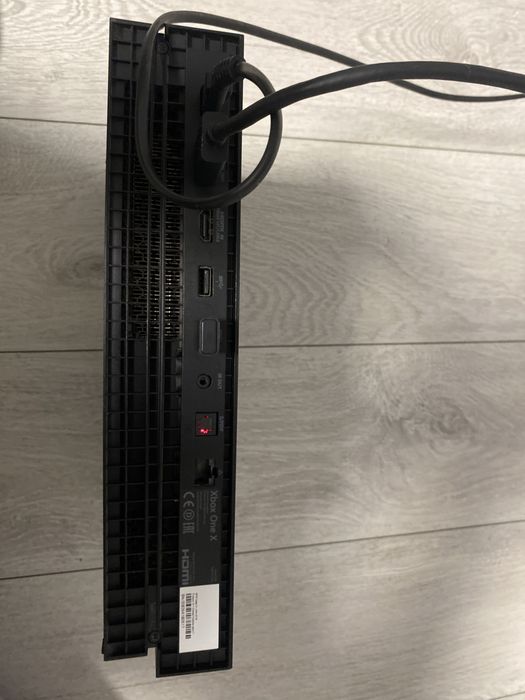 xbox one x,1TB, 2x controller