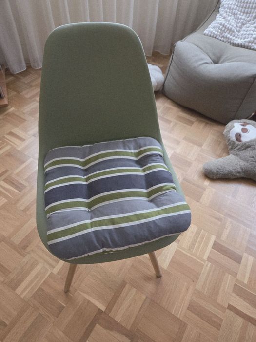 Продавам кухненски столове четири броя зелен цвят.