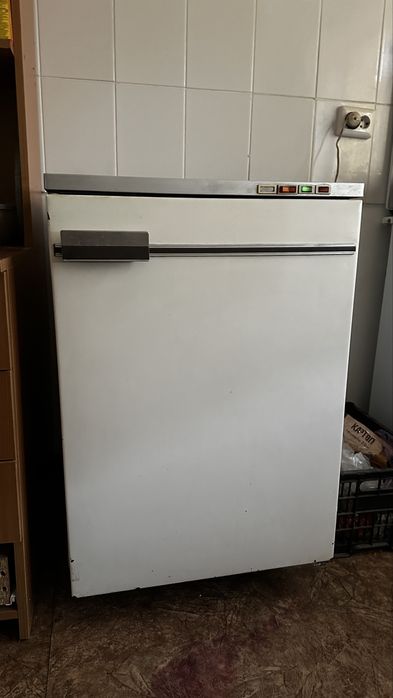 Морозильник рабочий в хорошем состояние