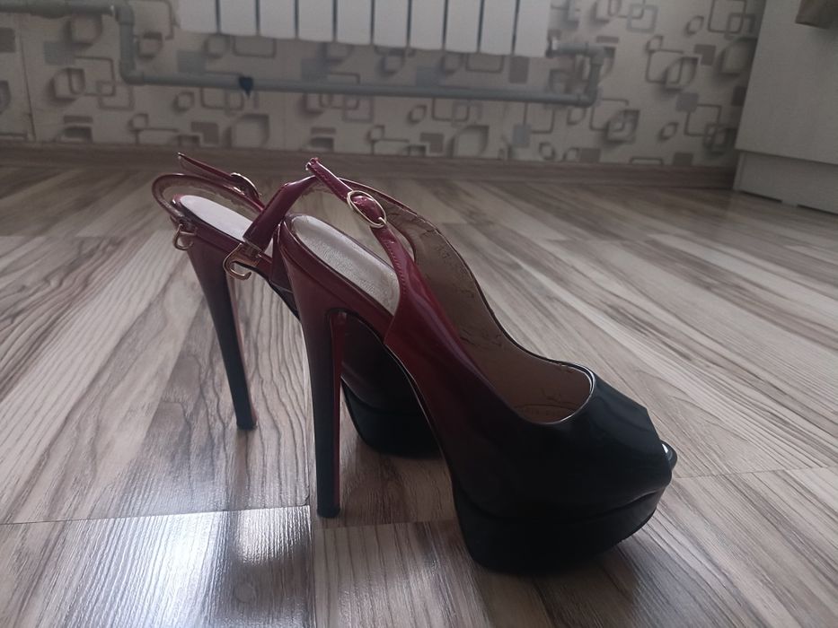 Каблук цвет черный с бордовым