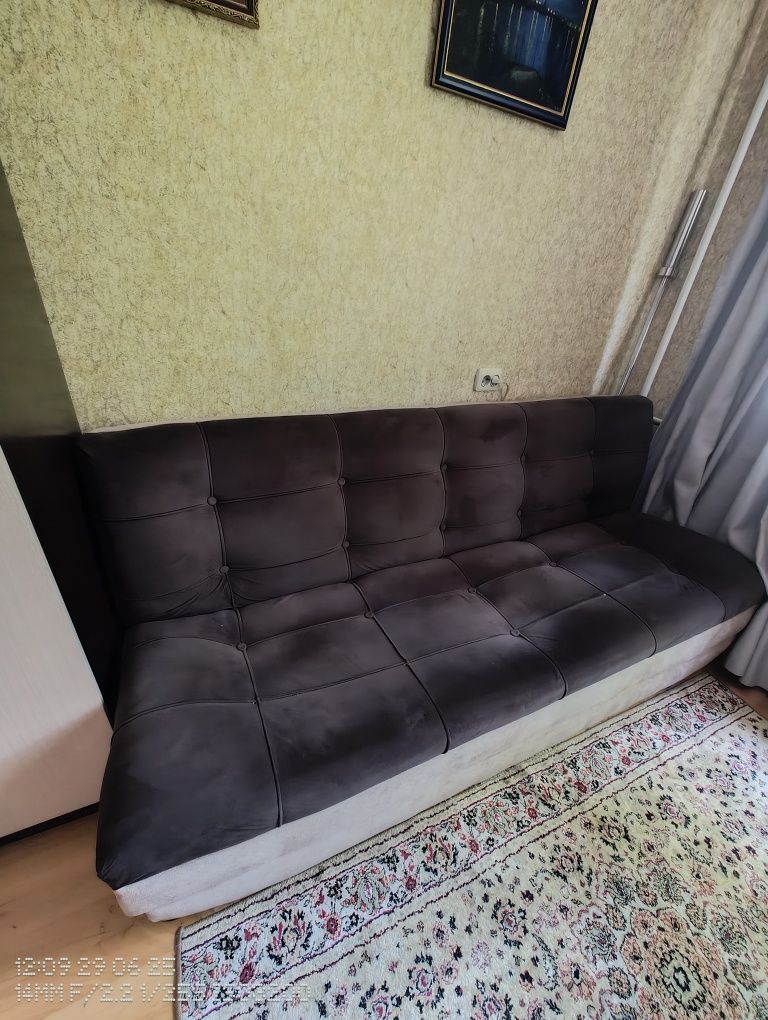 Продам диван в хорошем состоянии, расстилается. В длину примерно 2 м,