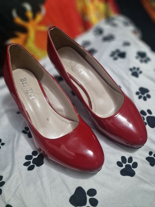 Pantofi cu toc roșii