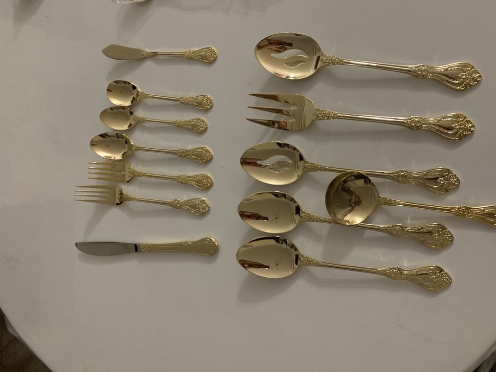 Set tacamuri aurite 12 persoane 84 piese