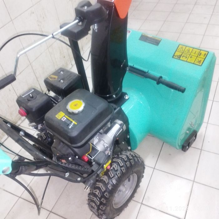 Снегоуборочная машина с электро стартером