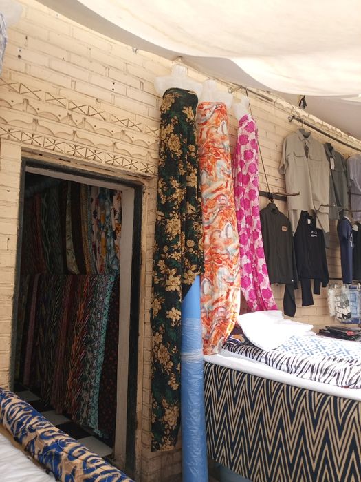 Магазинлар сотилади. Ангрен бозорини енида