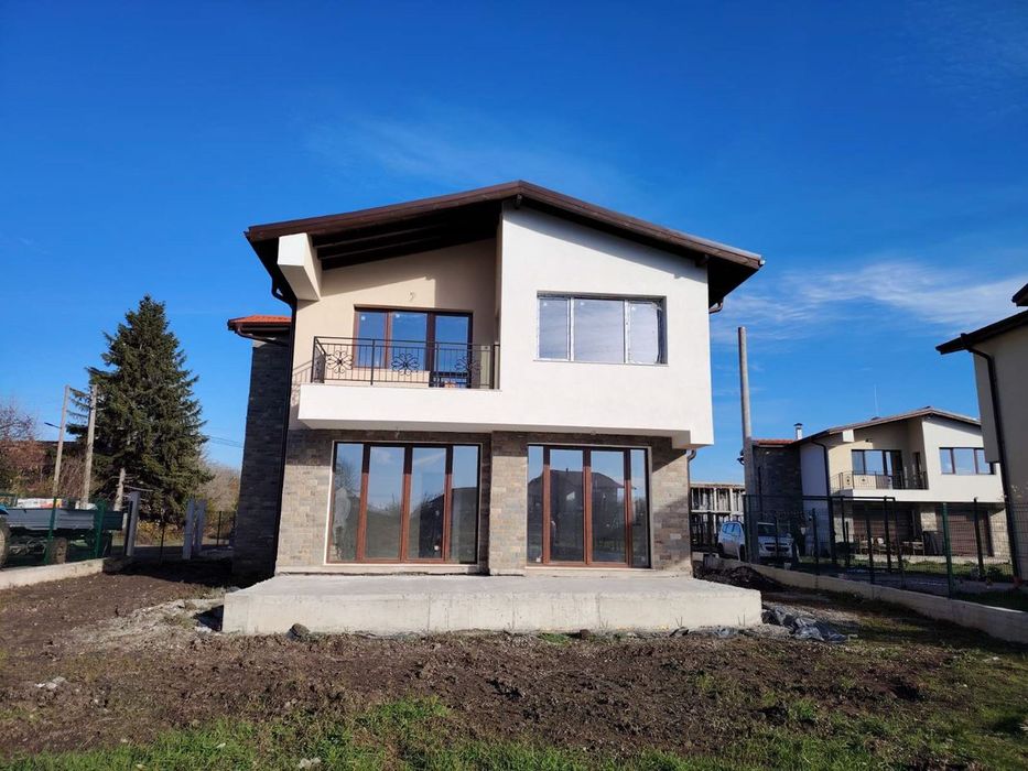 Къща в София, област-с.Петърч площ 211 цена 318000