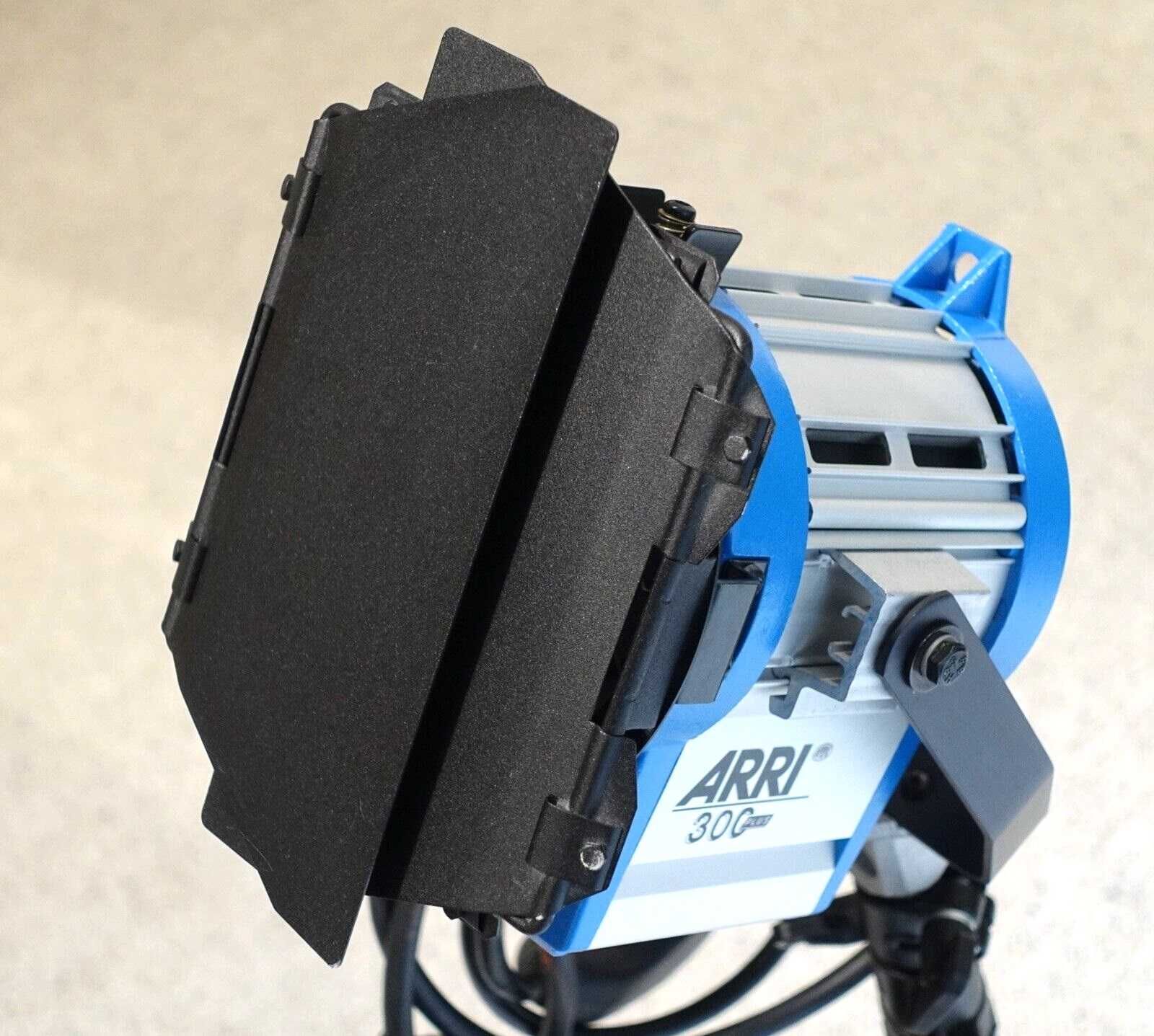 ARRI 300 Plus 300W Fresnel + ARRI 050MKA Light Stand