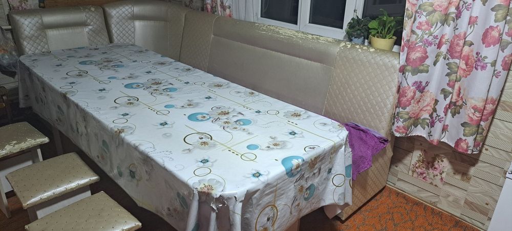 Кухонный  стол и угловой диван