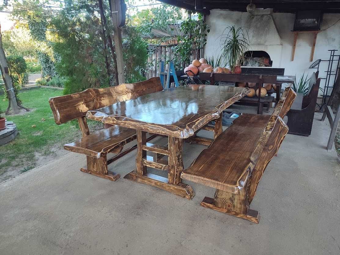 Масивна дървена маса