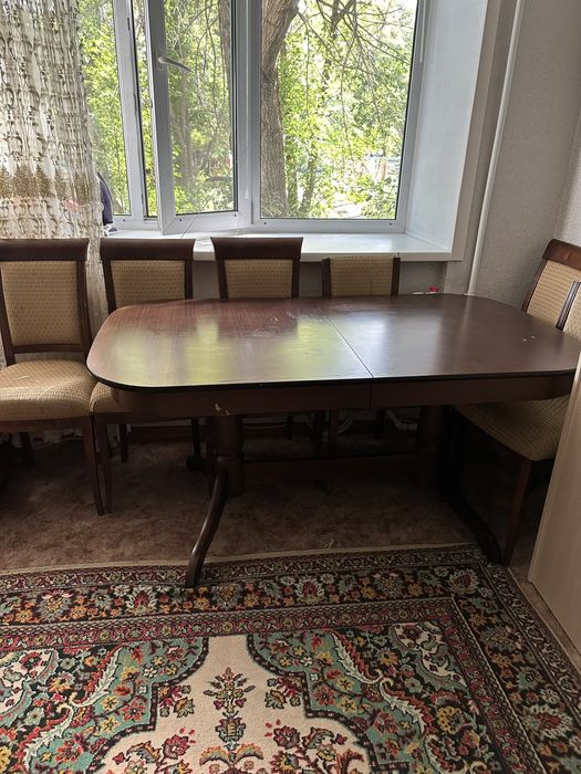 Продаю деревянный стол со стульями