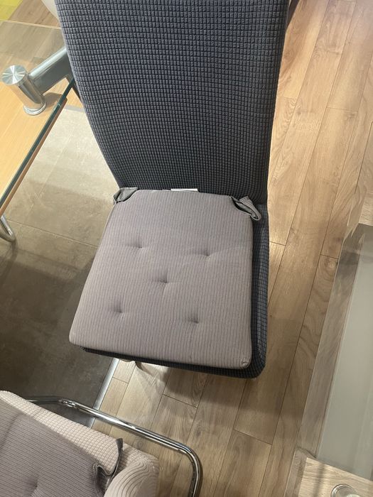 Маса с 4 трапезни стола с възглавнички и холна масичка