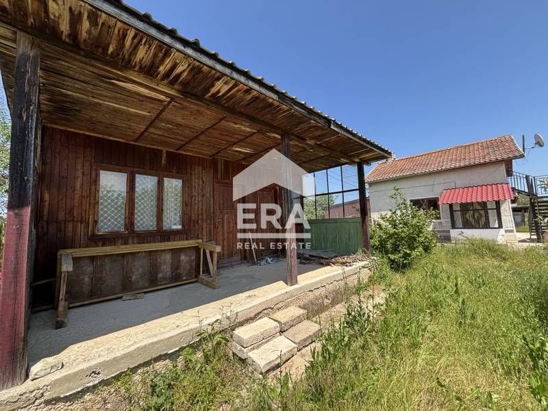 Ексклузивен парцел за продажба, заедно с едноетажна полумасивна вила в