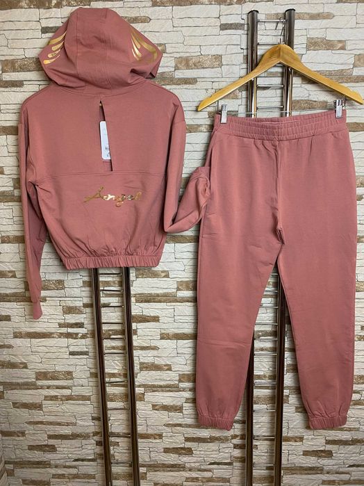 Trening cu decupaj spate ROZ - pantaloni+ bluza cu mesaj MARIMI: M, XL