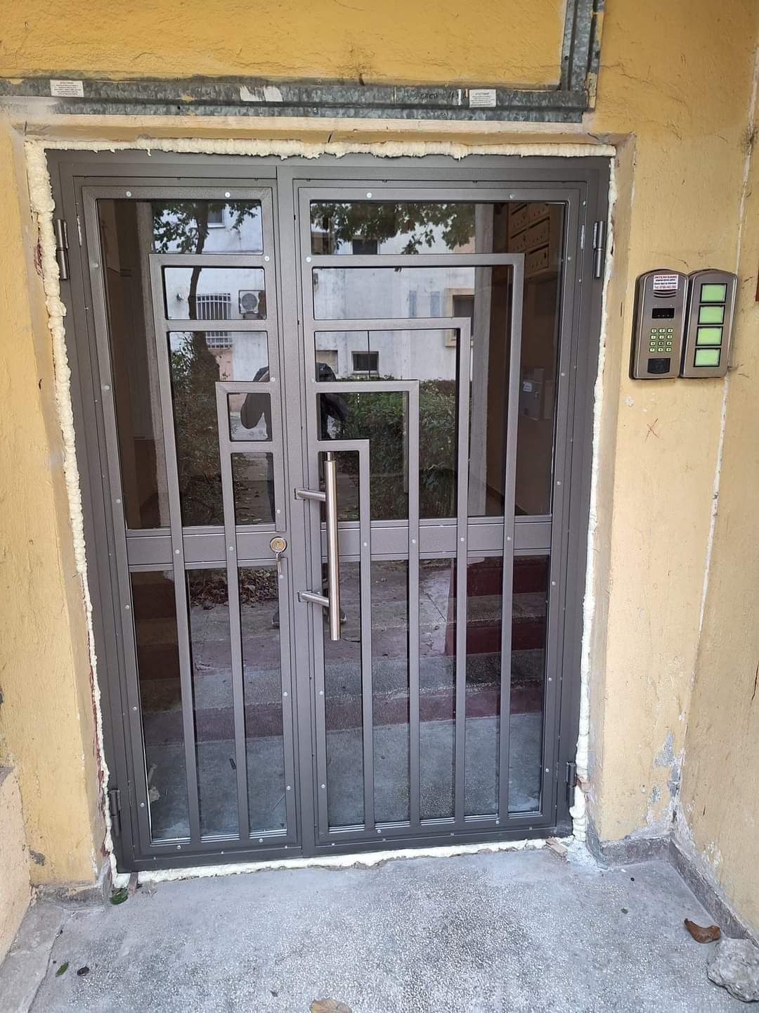 Uși metalice intrare bloc