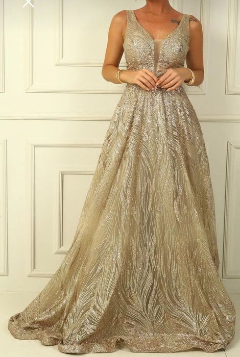 Златиста бална рокля