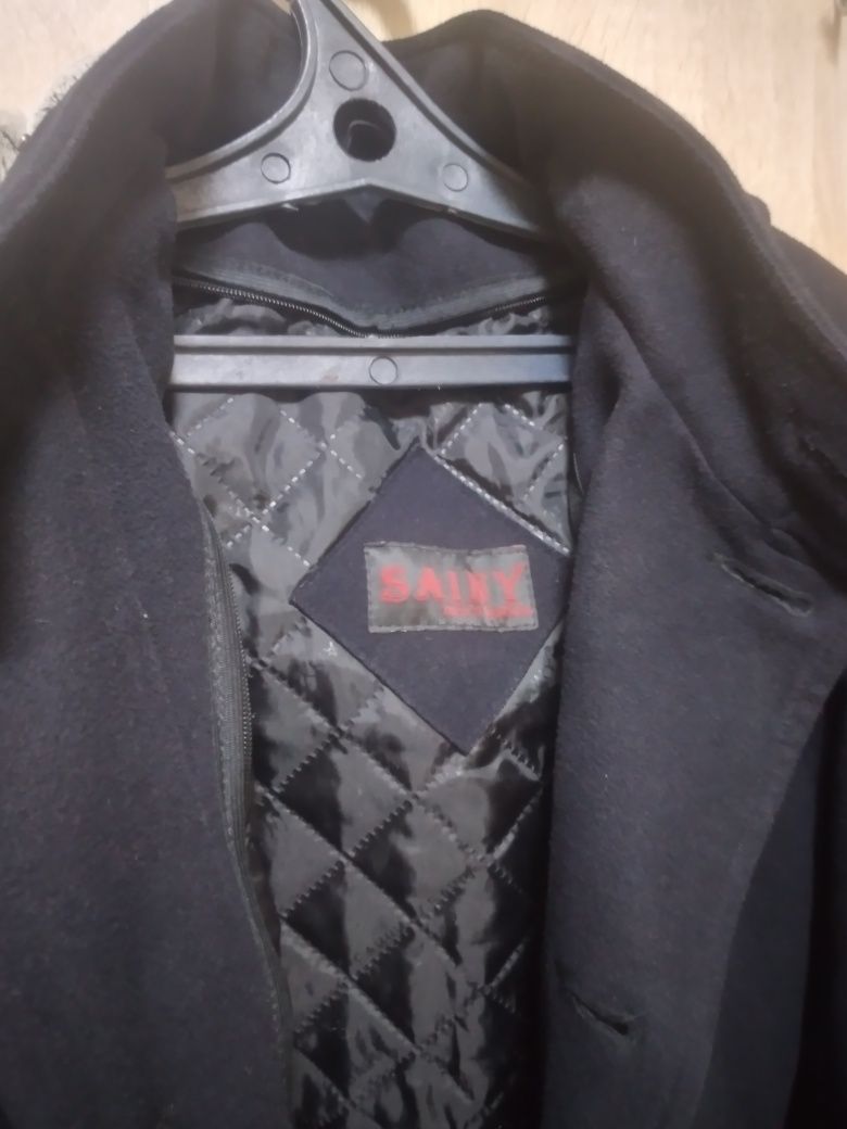 Теплое пальто с капюшоном темного цвета