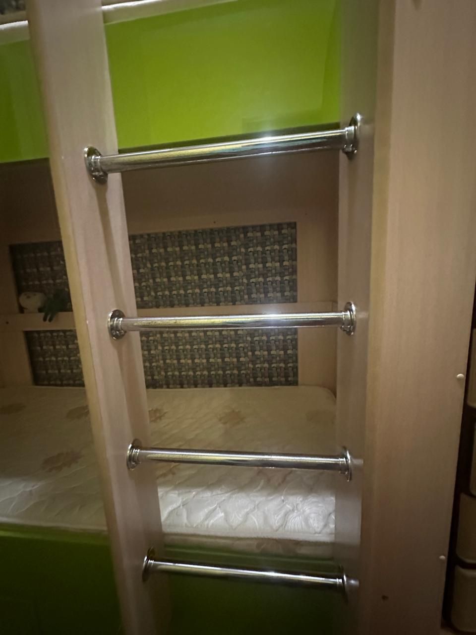 Продам двухъярусную детскую кровать