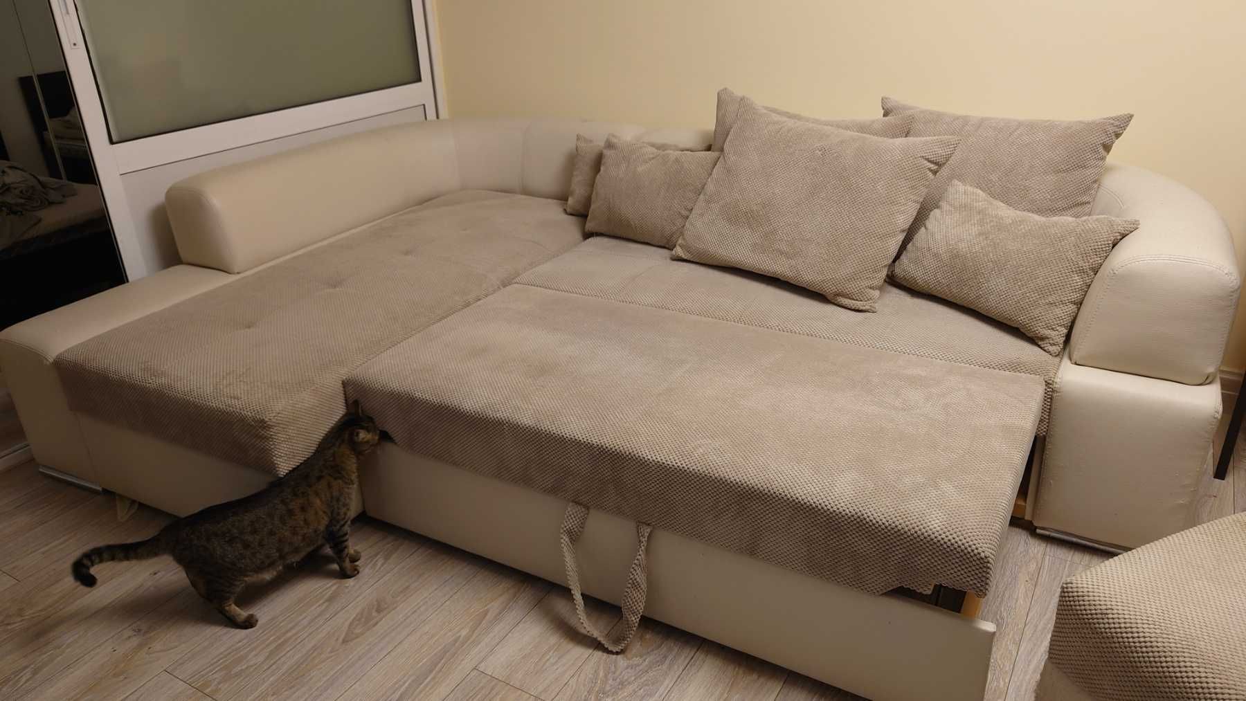 Разтегателен диван от 2 части + 2 табуретки и 9 възглавници подарък.
