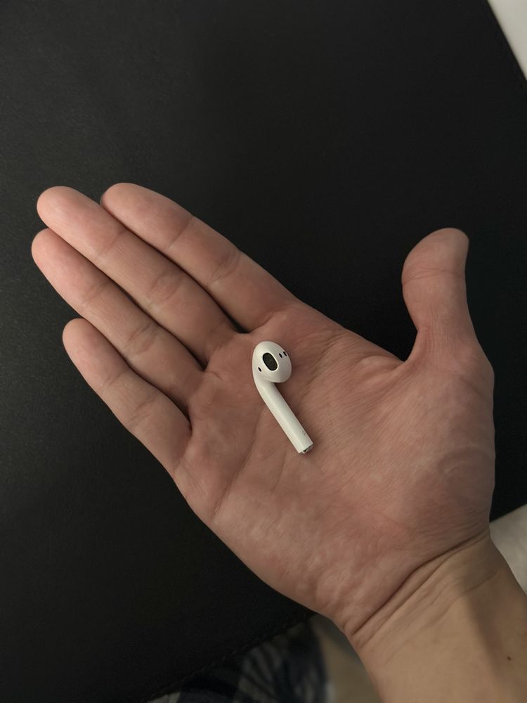 Airpods 2, кейс и правый наушник