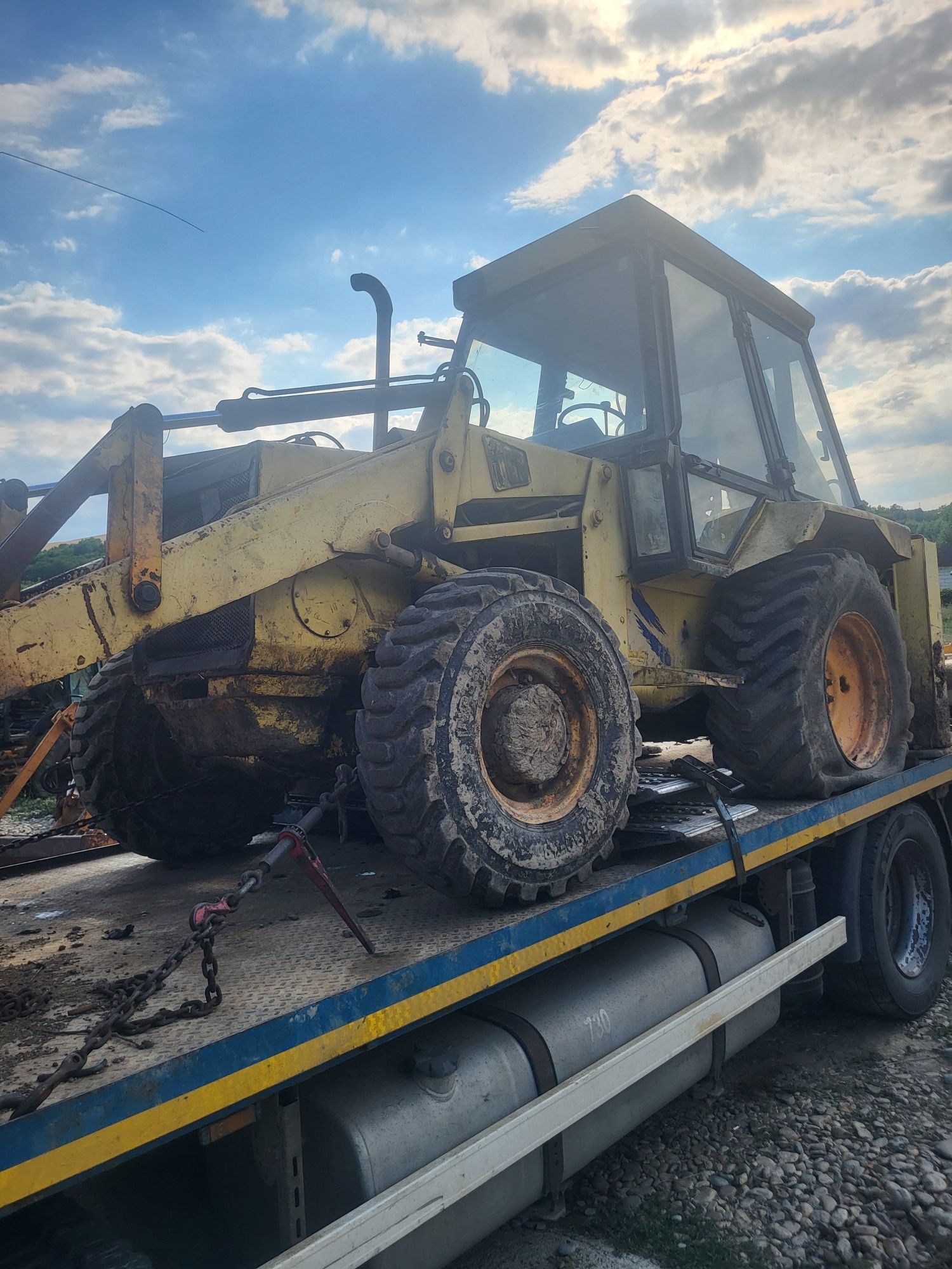 Dezmembrez buldoexcavator jcb