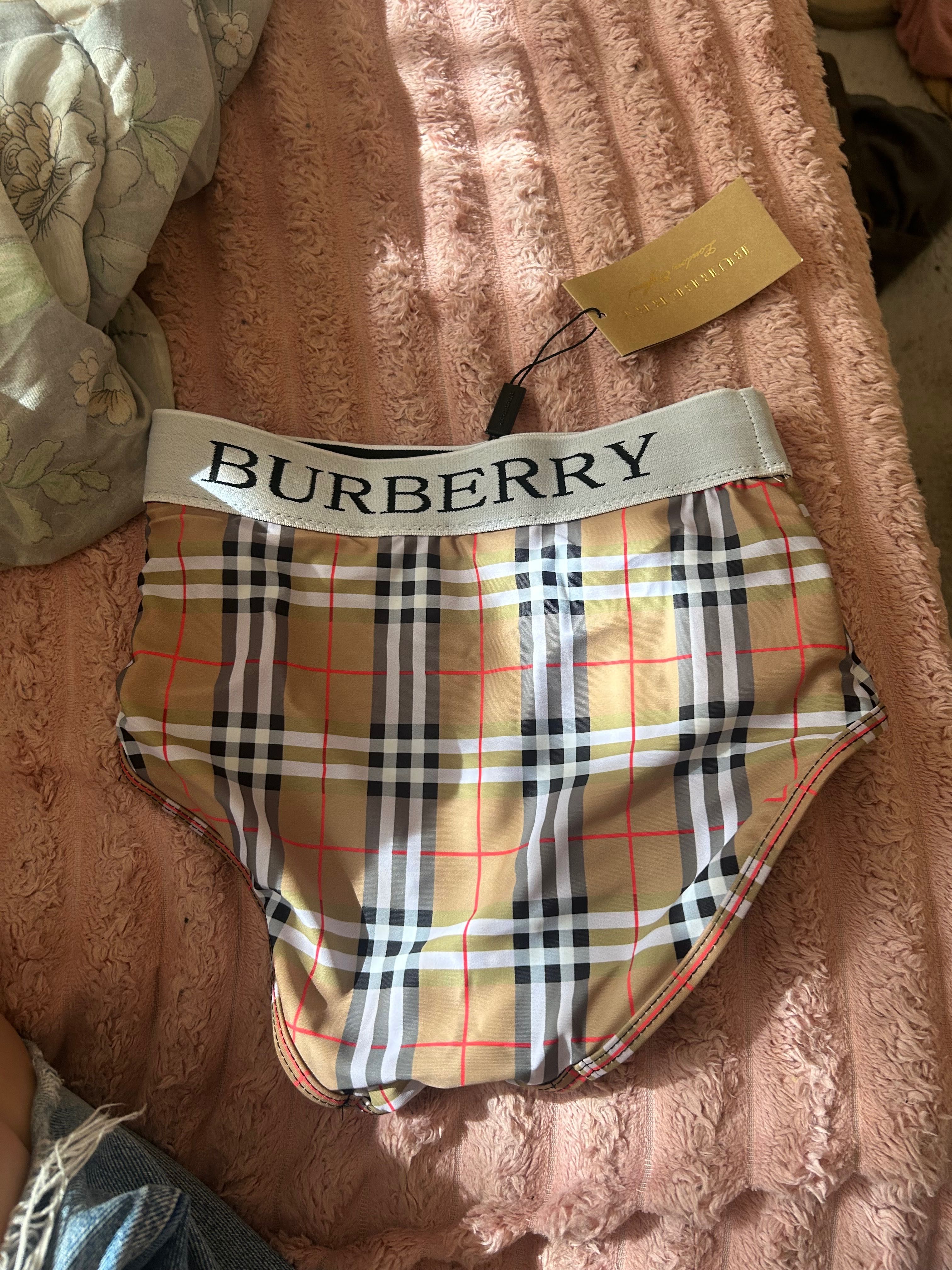 Бански BURBERRY ! ЧИСТО НОВ ! Банския никога не е носен! Xs-S размер