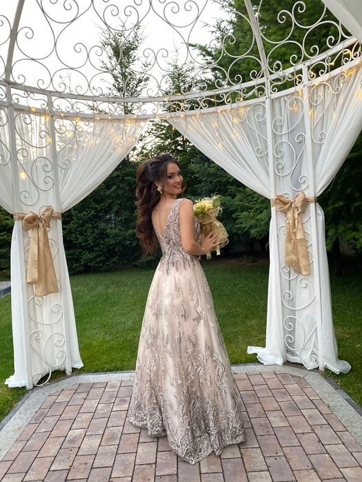 Официална рокля, подходяща за предстоящите абитуриентски балове