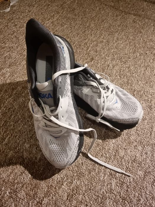 Hoka noi cu eticheta marimea 42