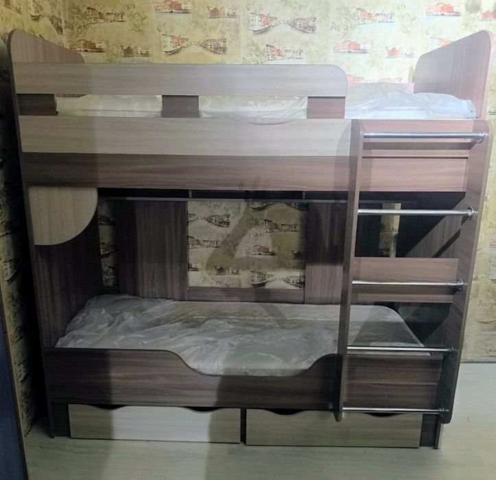 Двухъярусная кровать, с двумя матрасами, 100тыс.