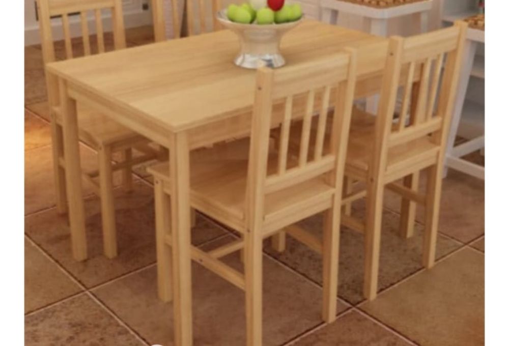 Mese și scaune din lemn