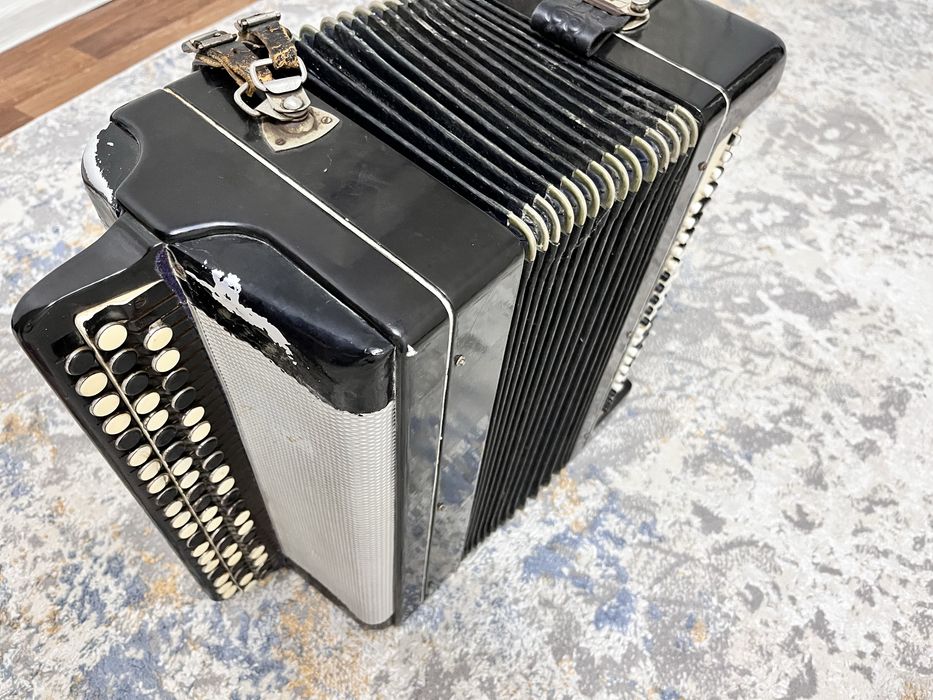 Баян идеалный состоянием минус пока что нету