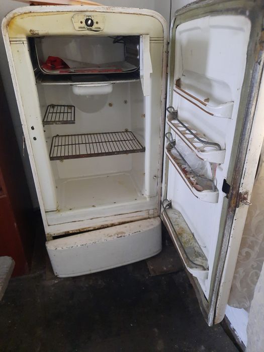 Холодильник ЗИЛ. Продам, работает, Продам, отвечаю на звонки,тел  вниз
