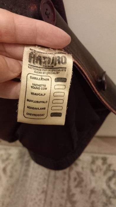 Haina din piele Arturo