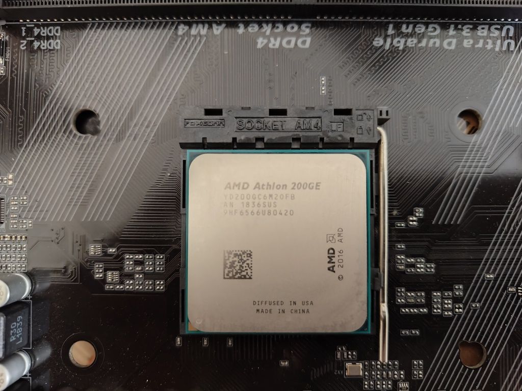 Vând procesor AM4 200GE Ryzen Vega 3
