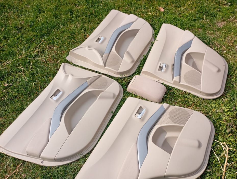 Продам обшивка двери Mitsubishi Outlander