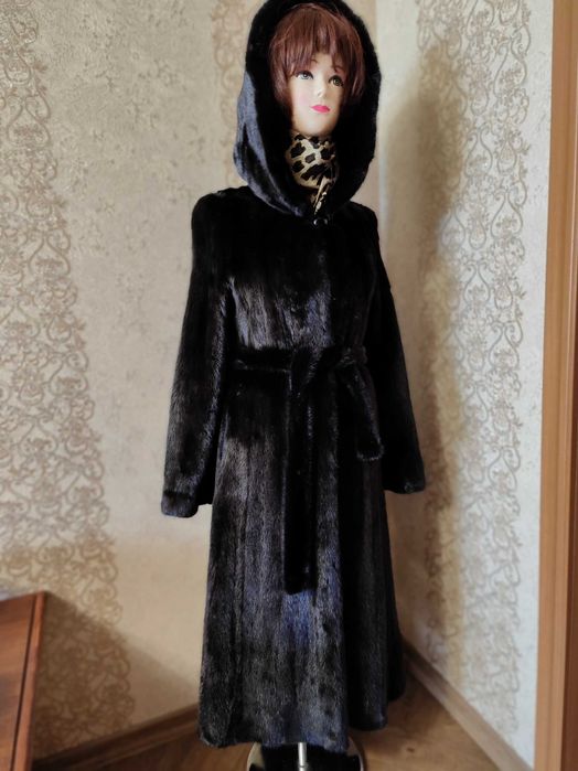 Продам женскую норковую шубу, черная, р-р 44-46,  пр-во Греция.