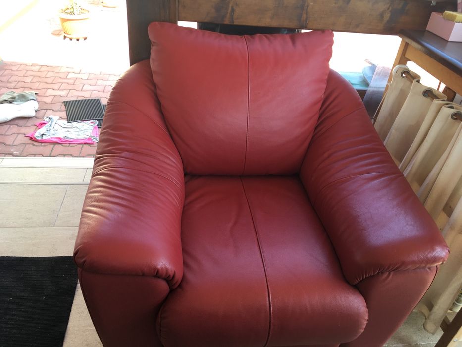 Canapea doua locuri extensibil si un fotoliu