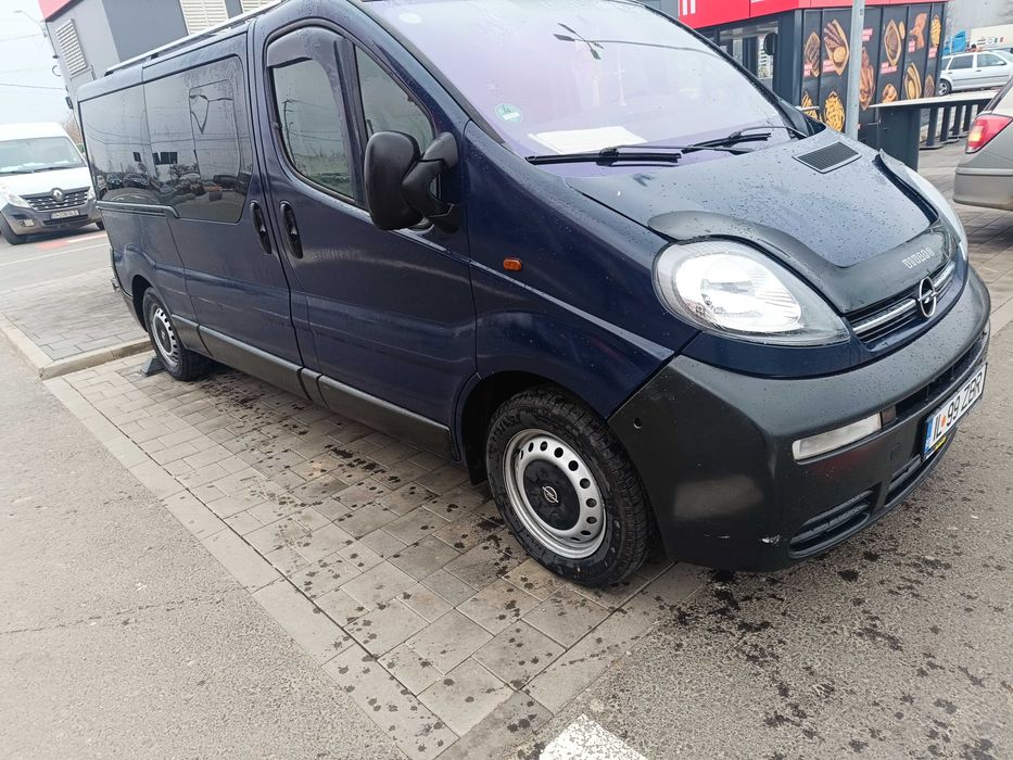 Vând Opel vivaro 8+1 varianta lunga