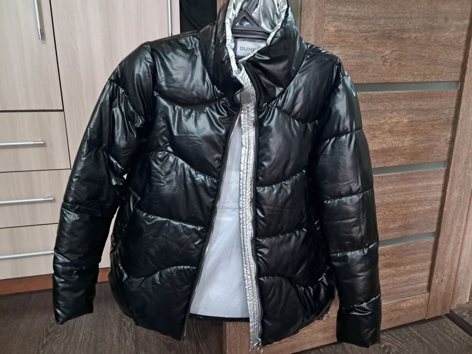 Продам ветровка женскую и детскую курточку.