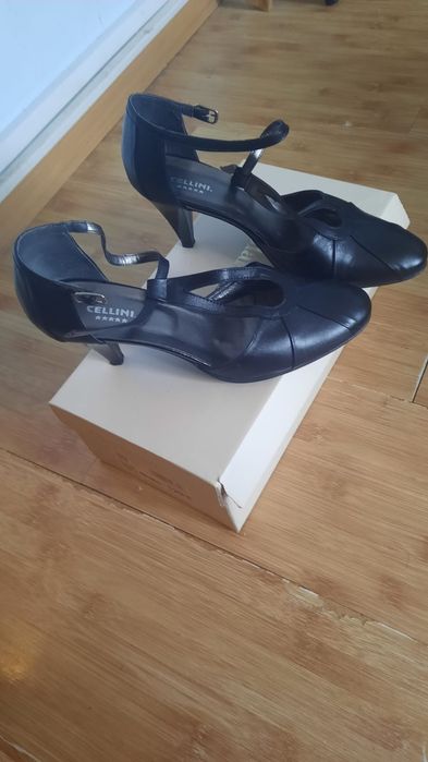 Pantofi negri f comozi.purtati 2 ori