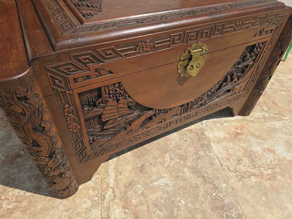 Lada de zestre veche sculptura deosebită,motiv orientala.