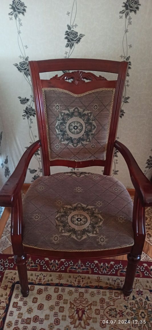 Продам Стол со стульями и кресло