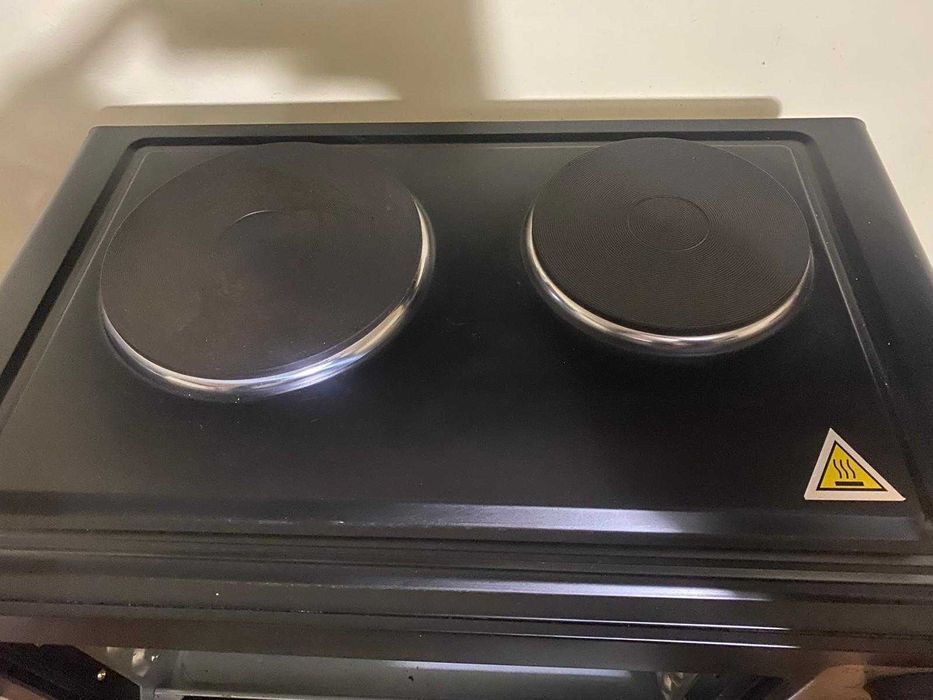 Електрическа фурна Voltz с котлони – практична и компактна!