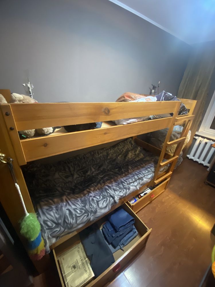 Продам двухярусную деревянную кровать