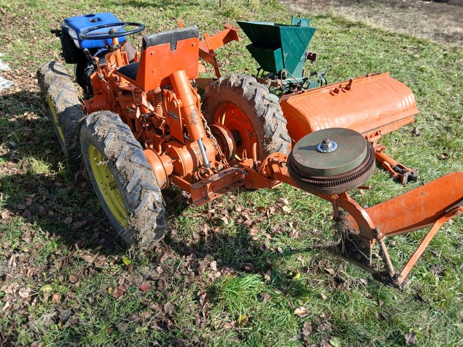 Vând tractoras 4x4