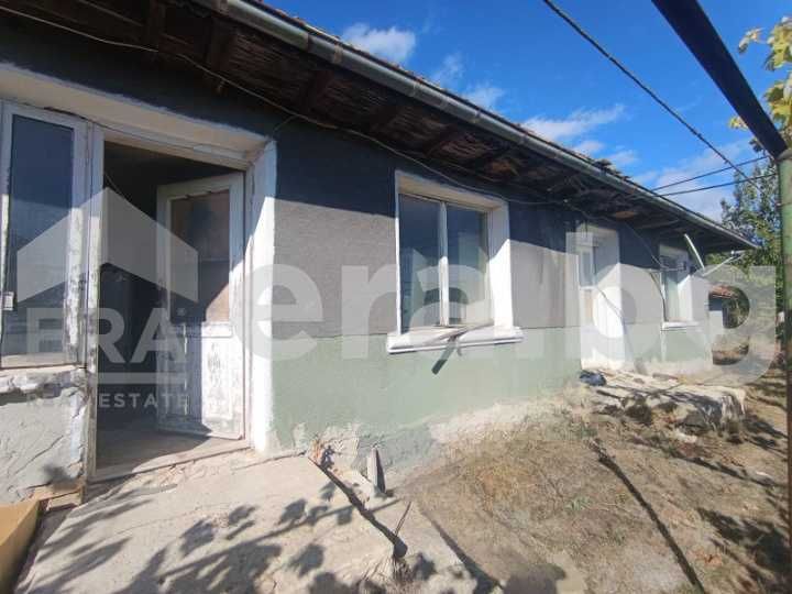 Дворно място с едноетажна къща в с. Изгрев, обл. Варна